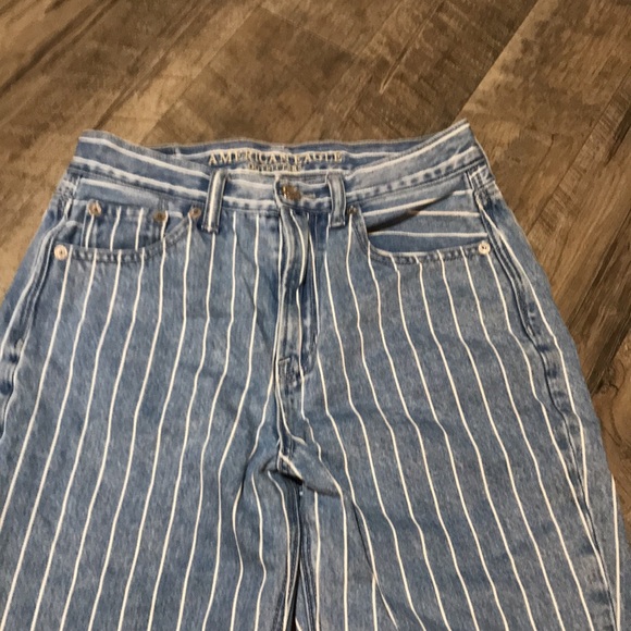 Women’s American Eagle Jeans - Picture 2 of 5